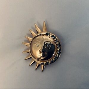 A Sun Brooch surrounded by Blue Stars